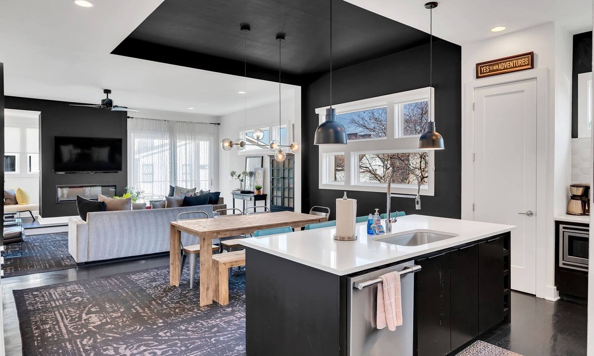 Edgehill House | Downtown - Elegant & Cozy - Skyline Views!