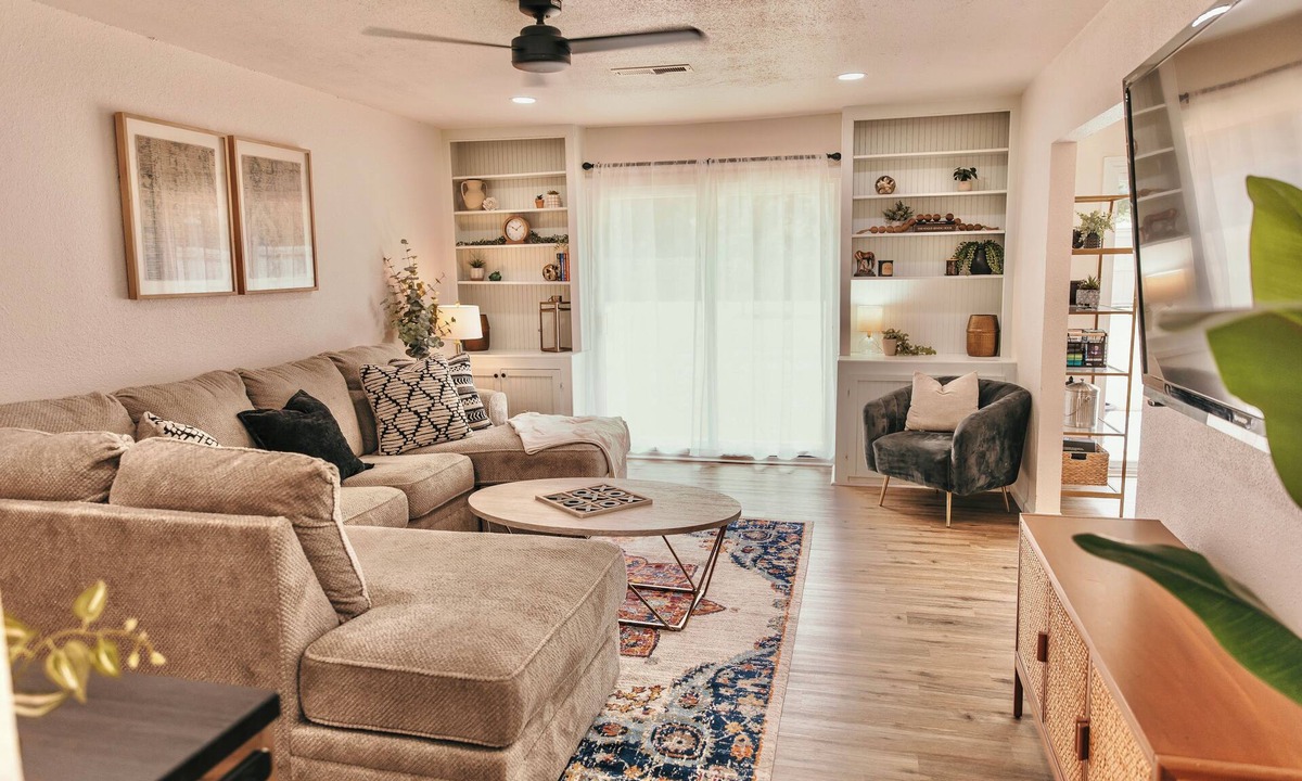 Tulsa House | Downtown Escape-3 min to Downtown-Oktoberfest-FirePit-card games & so much more.