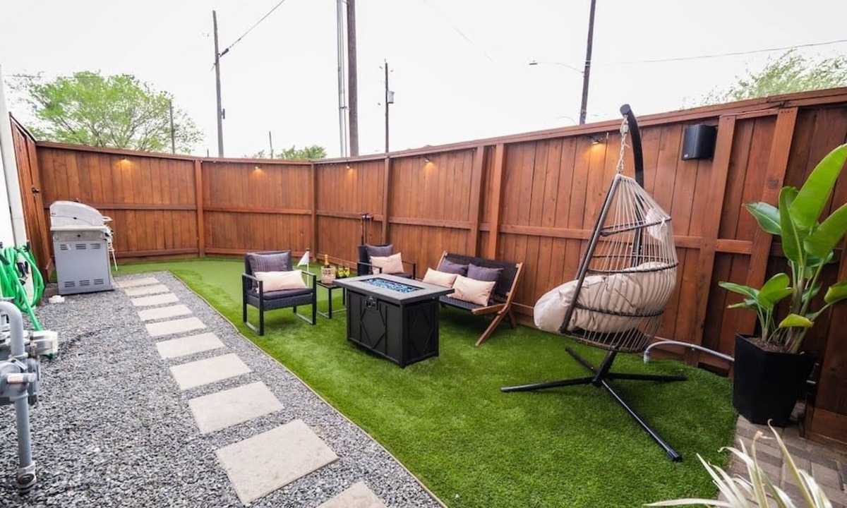 Northside House | Downtown Escape. Backyard, Game-room & Free Parking