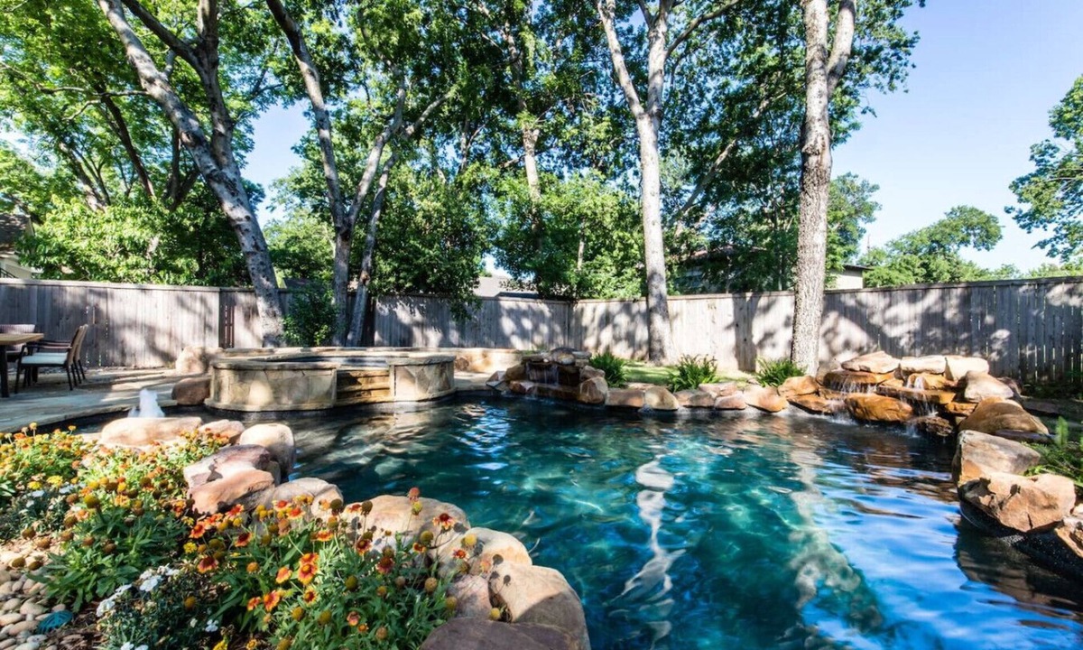 Peak's Suburban Addition House | Downtown Estate Heated Pool and Spa Sleeps 18