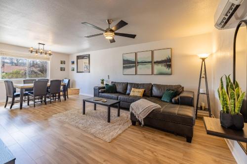 Casper Apartment | Downtown Forest Retreat