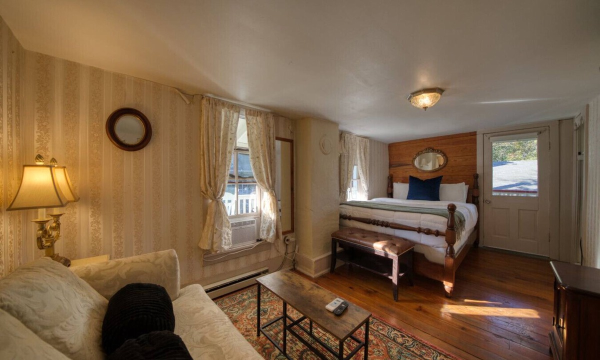 Eureka Springs Historic District Hotel | Downtown Four Poster Piedmont