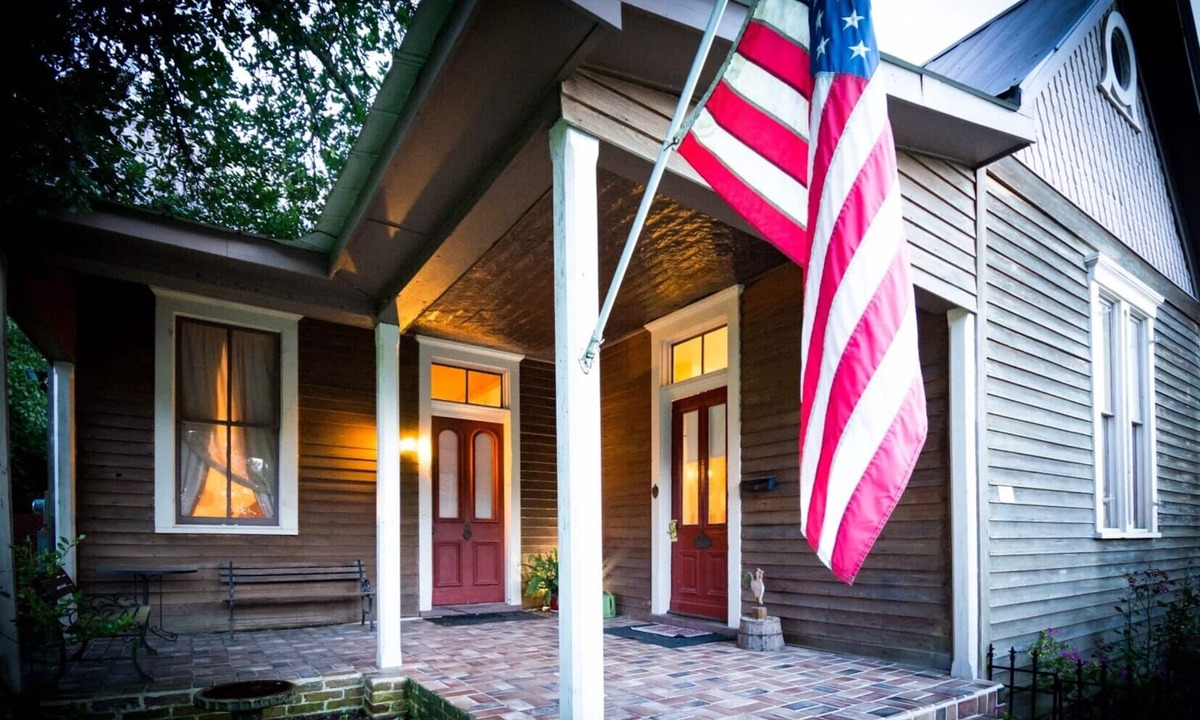 Natchez House | Downtown, Free wine, Courtyard, Porches, 1885, Keyless, Private