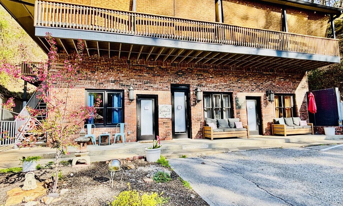 Eureka Springs Historic District Apartment | Downtown+FreePark+Wifi Main St. Ste 202