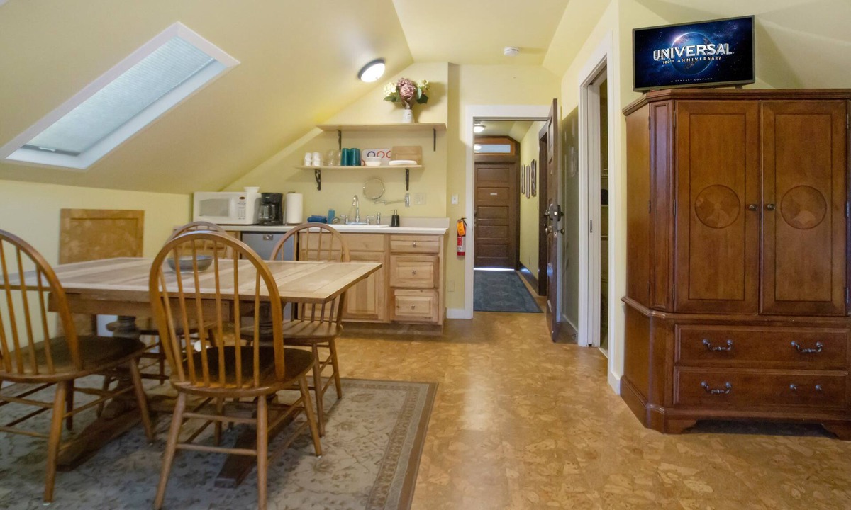 Friday Harbor Apartment | Downtown Friday Harbor! (Miner's)