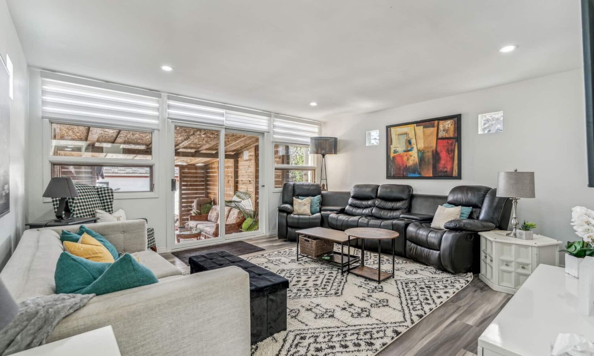 Hillhurst House | Downtown Gem Sleeps 8!