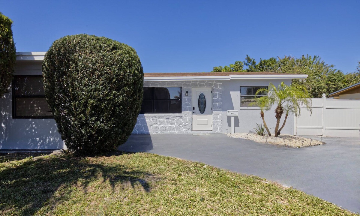 Palm Beach Gardens House | Downtown Gem: Pool + Game Room