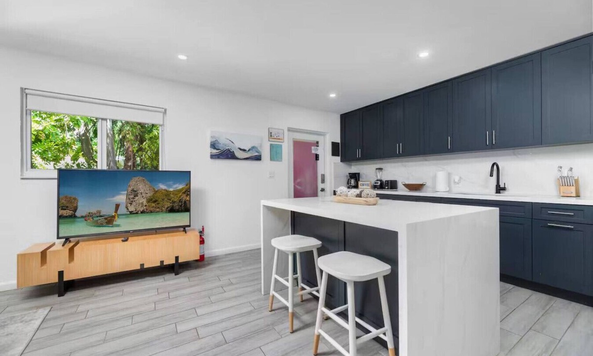 Croissant Park Apartment | Downtown Getaway 2
