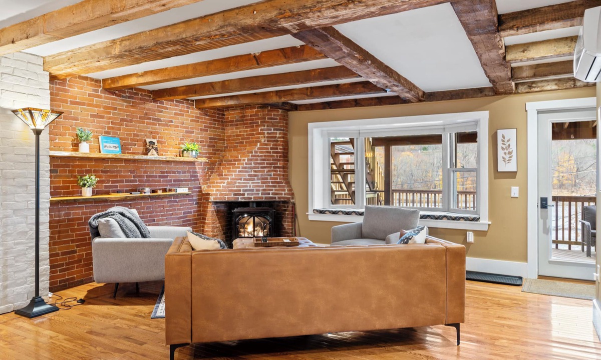 Hallowell Apartment | Downtown Hallowell River View Apartment