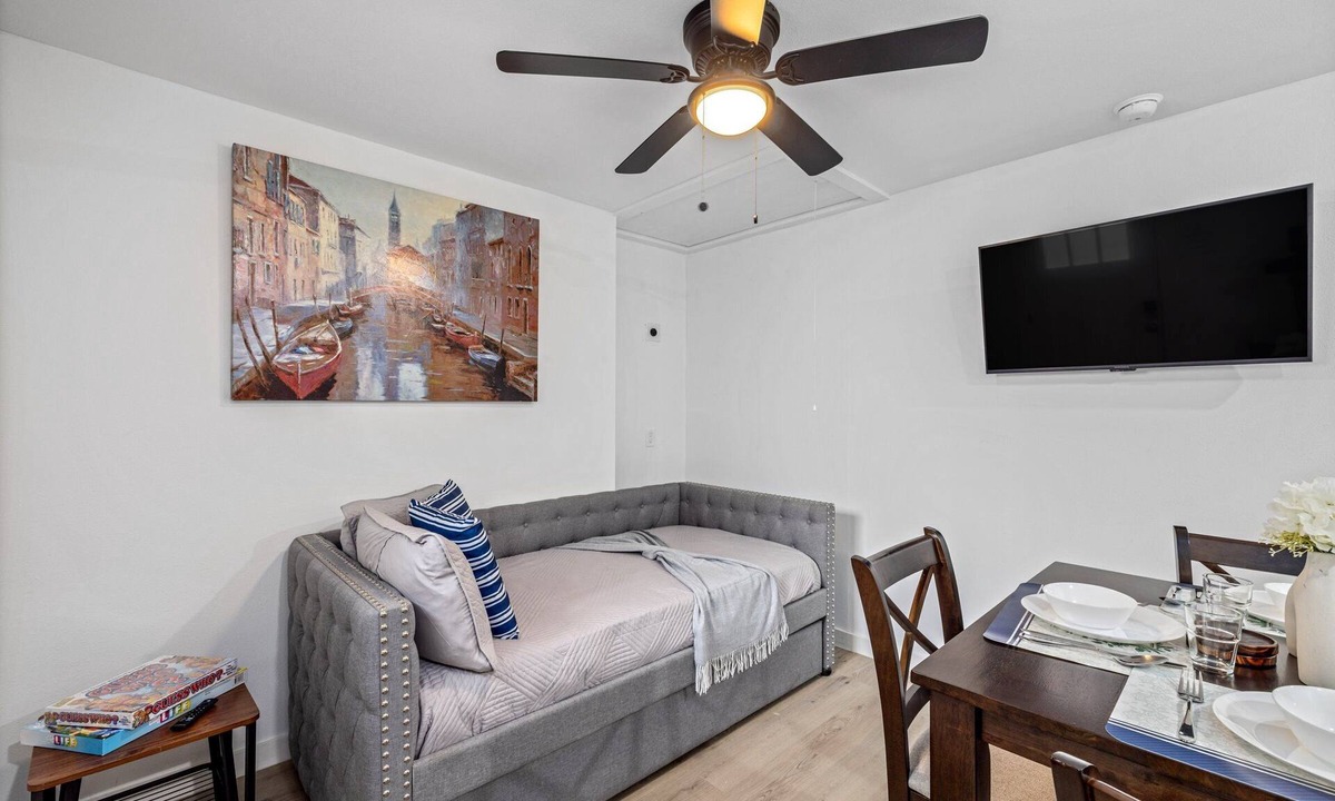 Northside House | Downtown + Heights Flat | Games | TVs WiFi | Pets