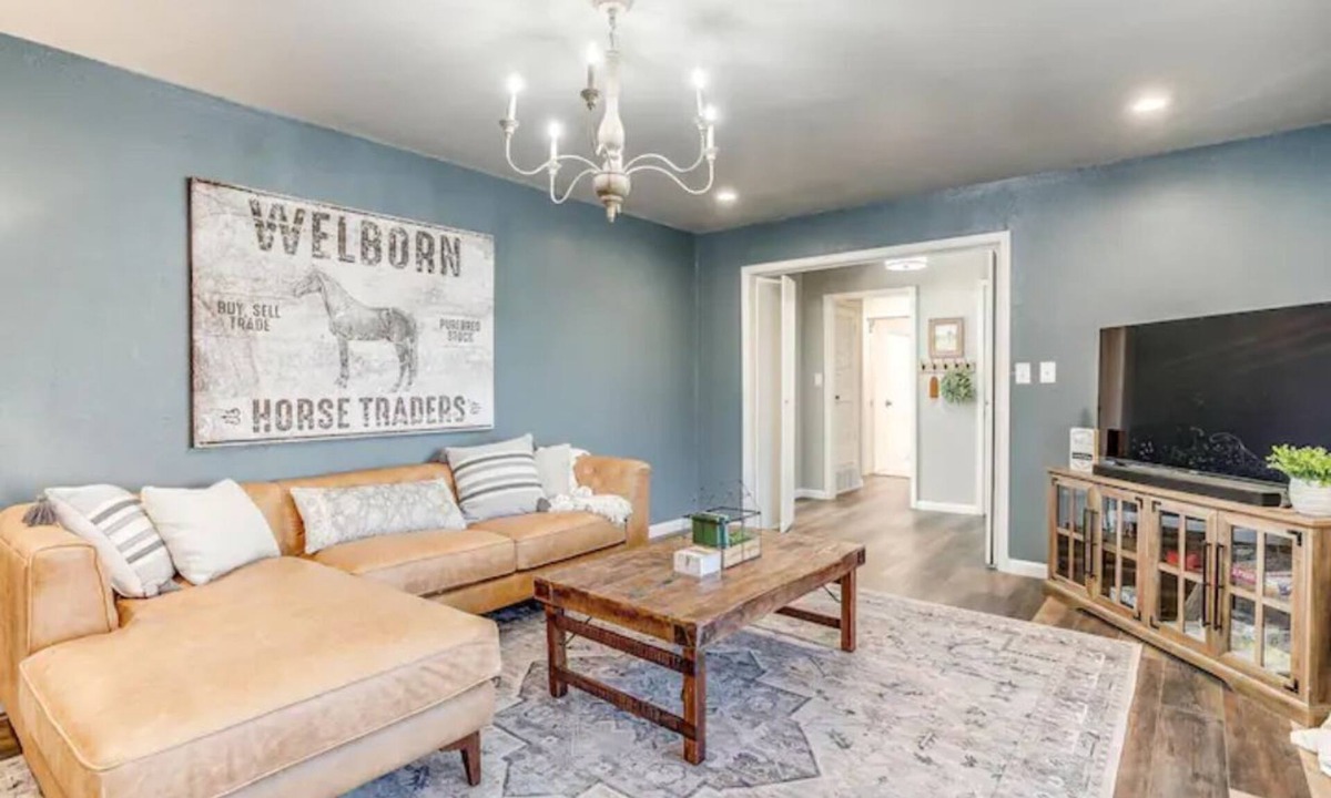 Hico House | Downtown Hico home, just steps away from shopping!