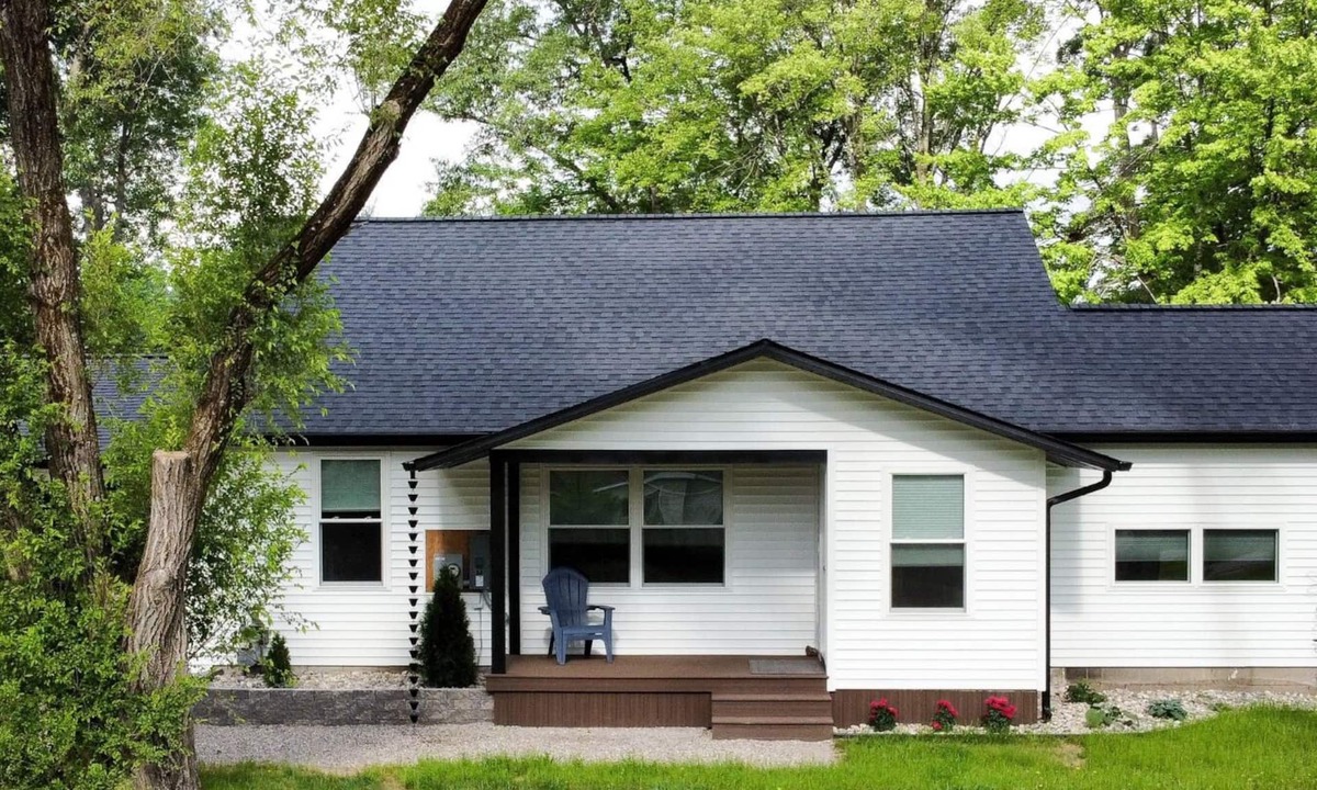 Traverse City House | 🌆 Downtown Hideaway – Remodeled Comfort Near East Bay Game Room ➠ 3191