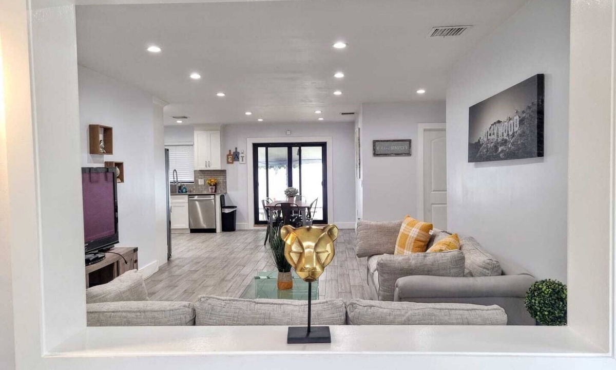 Little Ranches House | Downtown Hollywood - 3 Miles to Beach! Sleeps 8 - Large Backyard with Grill