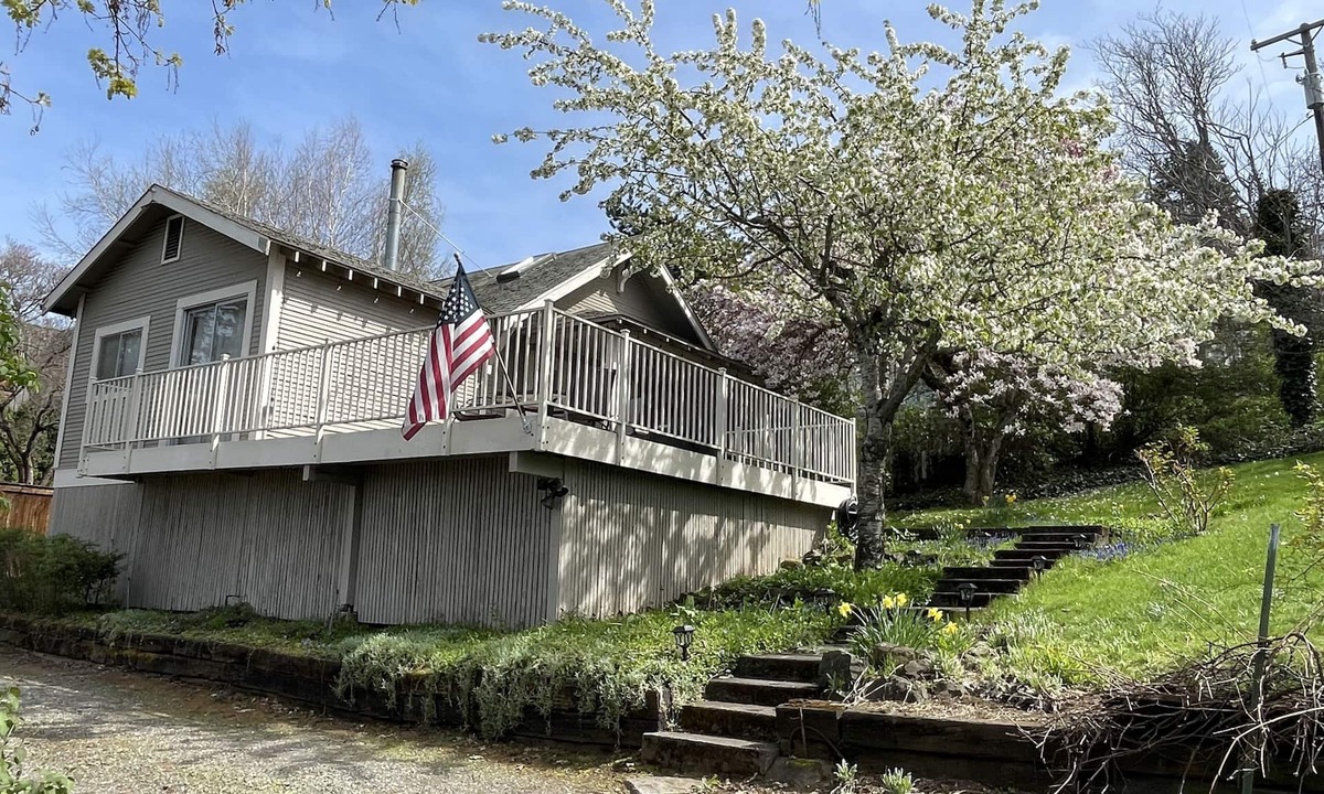 Hood River House | Downtown home, large deck, short walk to the heart of Hood River! Pet Friendly!