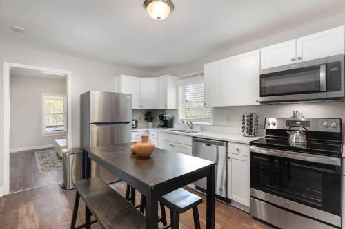 Durham House | Downtown home! Walk to Bulls Stadium, DPAC & food