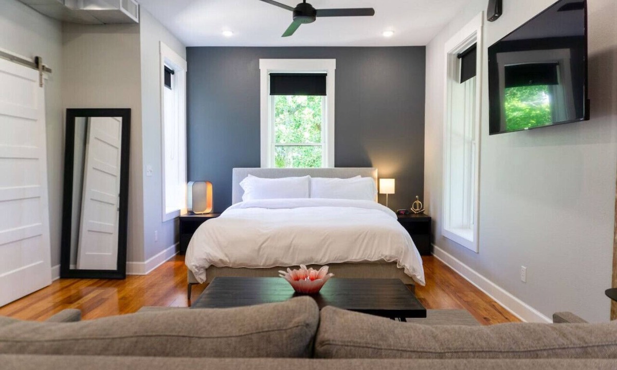 Eureka Springs Historic District Condo | Downtown+HotTub+Wifi+FreeParking @151 Spring Ste F