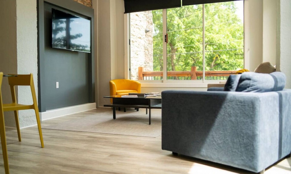 Eureka Springs Historic District Condo | Downtown+HotTub+Wifi+FreeParking @151 Spring Ste C