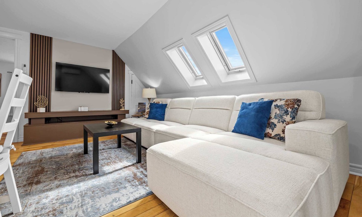 Queens Square Apartment | Downtown King Suite Sanctuary 2 Min to Waterfront