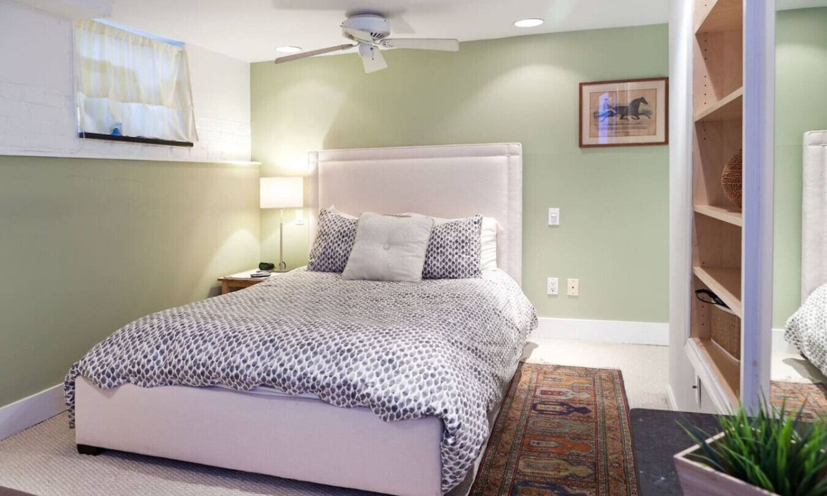 Mount Vernon Square Apartment | Downtown Large Apt w/parking Convention Center