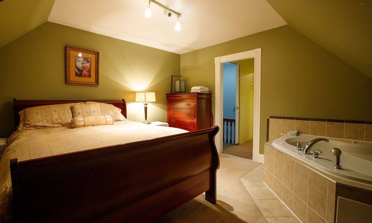 Liverpool Apartment | Downtown Liverpool, elegant garrett penthouse, Jacuzzi for two.