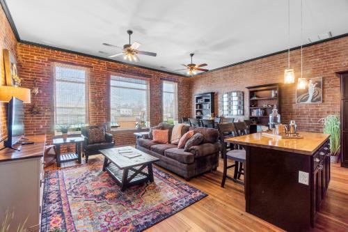 Perryville Apartment | Downtown Loft Amazing Bath Tub & Shower #9