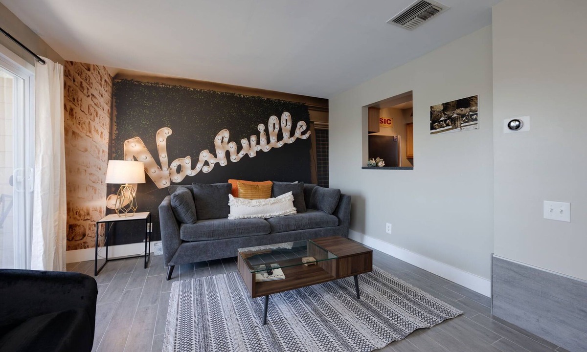 North Capitol Condo | Downtown Loft w/Pool |Near Honky Tonks-Riverfront