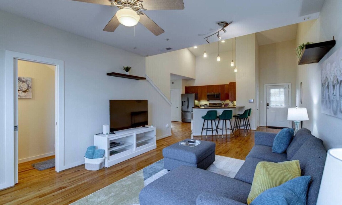 Central Business District Apartment | Downtown Luxury Stay by Minute Maid