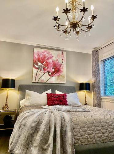 Cabbagetown South House | Downtown Luxury Victorian Retreat