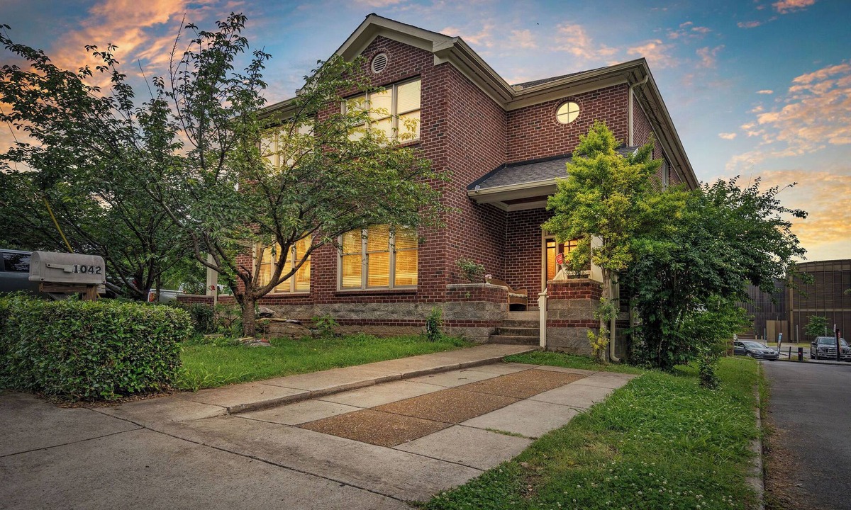 Hope Gardens House | Downtown Luxury – Walk to Broadway - Private Beds for Everyone - Sleeps 12+