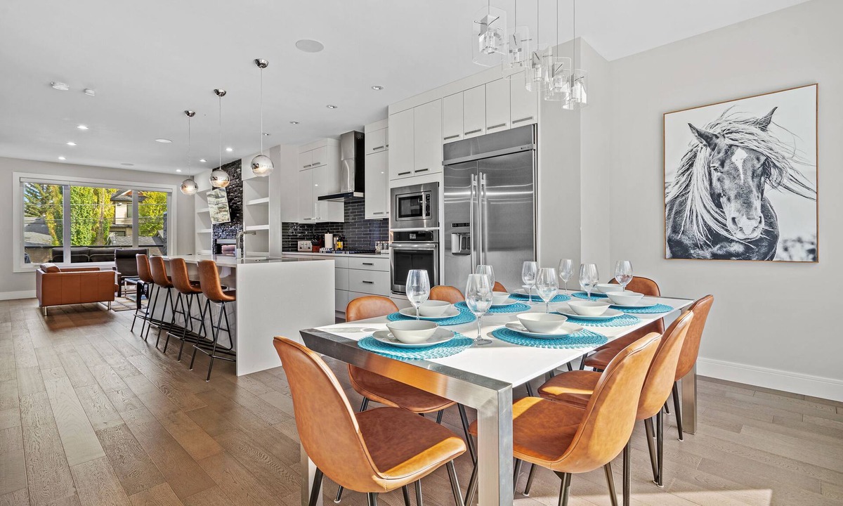 Parkhill-Stanley Park House | Downtown Luxury with Amazing Kitchen & jetted tub!