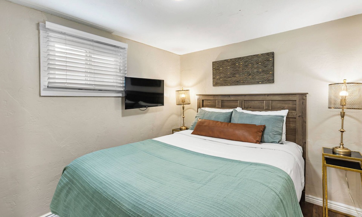 Manitou Springs Apartment | Downtown Manitou 1BR: Walk to Incline + Free Parking [Dog Friendly]