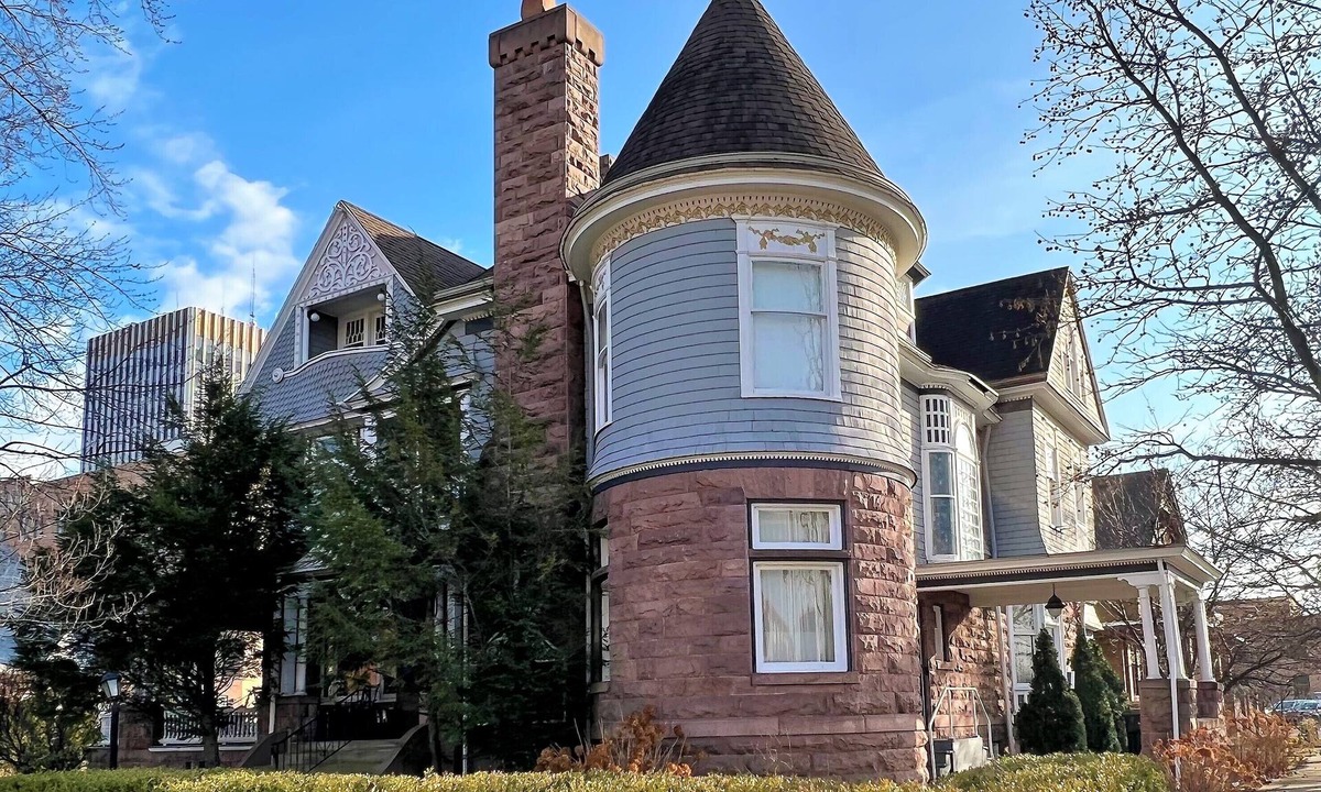 Near Northwest House | Downtown Mansion near Notre Dame
