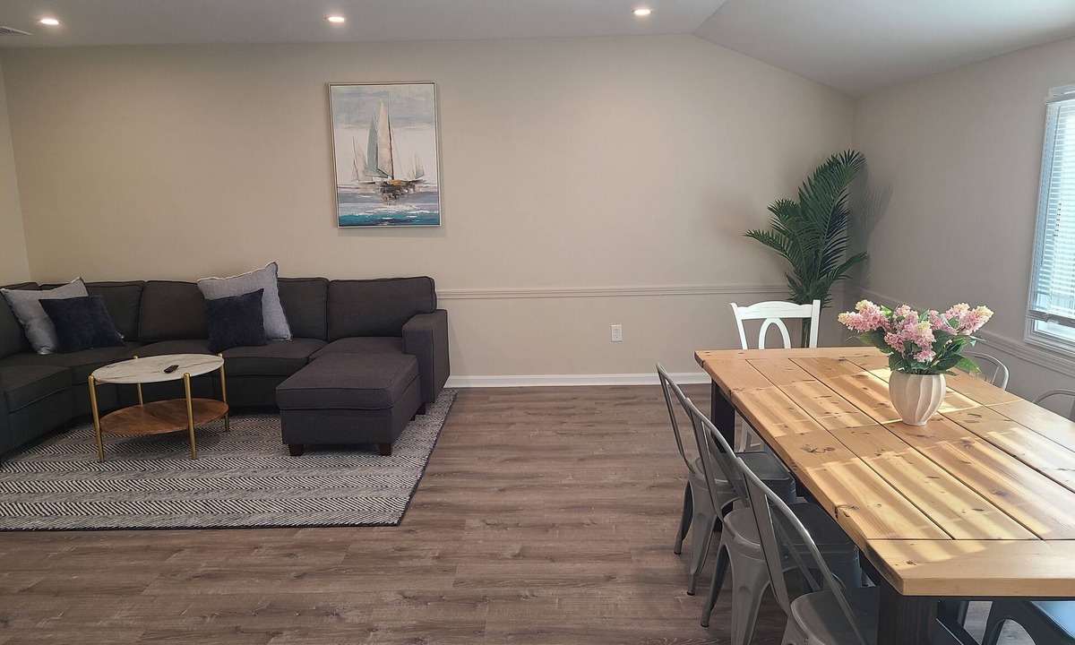 Marblehead Apartment | Downtown Marblehead 2brm/1.5bath w/deck