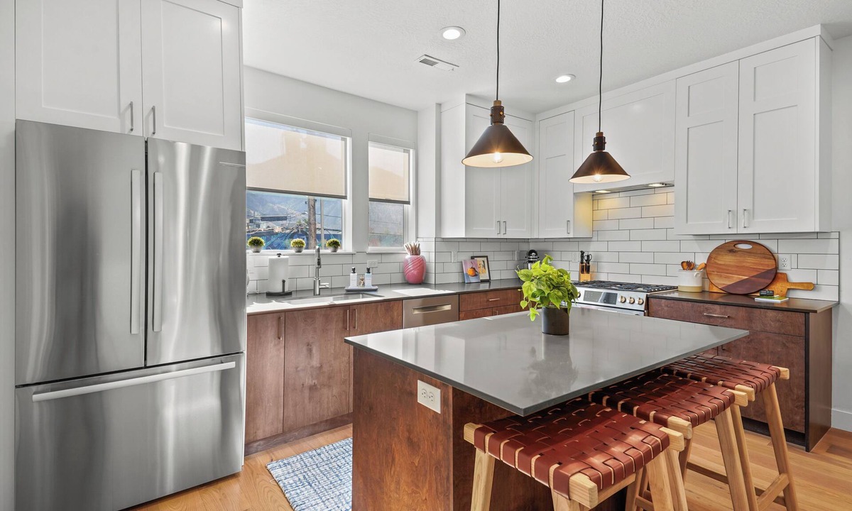 Timp House | Downtown Modern 3-Bed Townhome with Bright, Upgraded Interiors & Books to read
