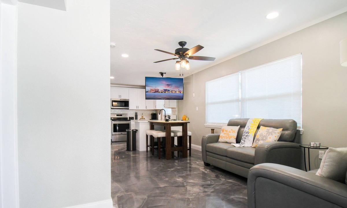 Park East Condo | Downtown Modern Retreat, Sunflower