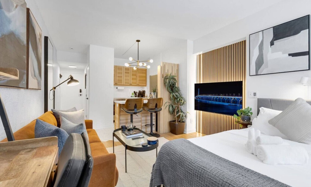 Milton Park Apartment | Downtown Montreal Sherbrooke Suite | Balcony, Queen Bed, Sofa Bed, Parking & TV