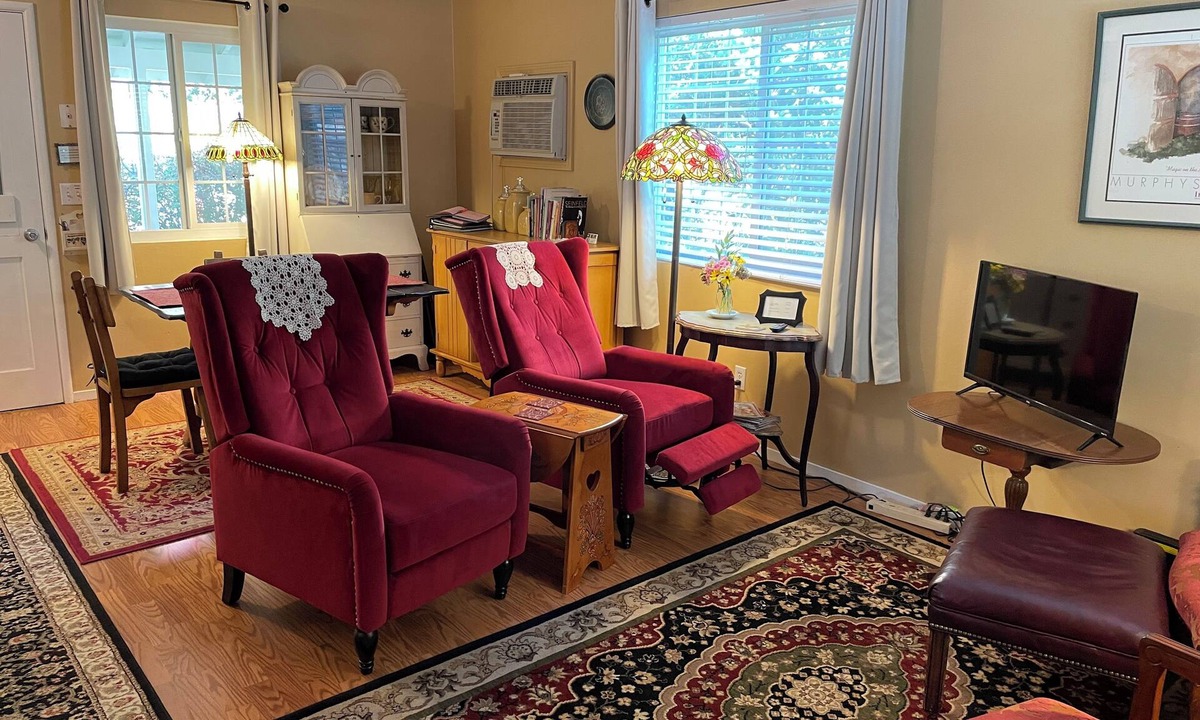 Murphys House | DOWNTOWN MURPHYS, HALF BLOCK TO MAIN ST