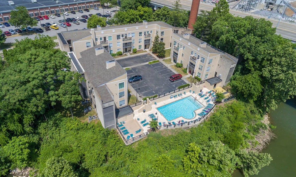 North Capitol Condo | Downtown Nashville Condo 1 Mile to Broadway! Pool & Parking
