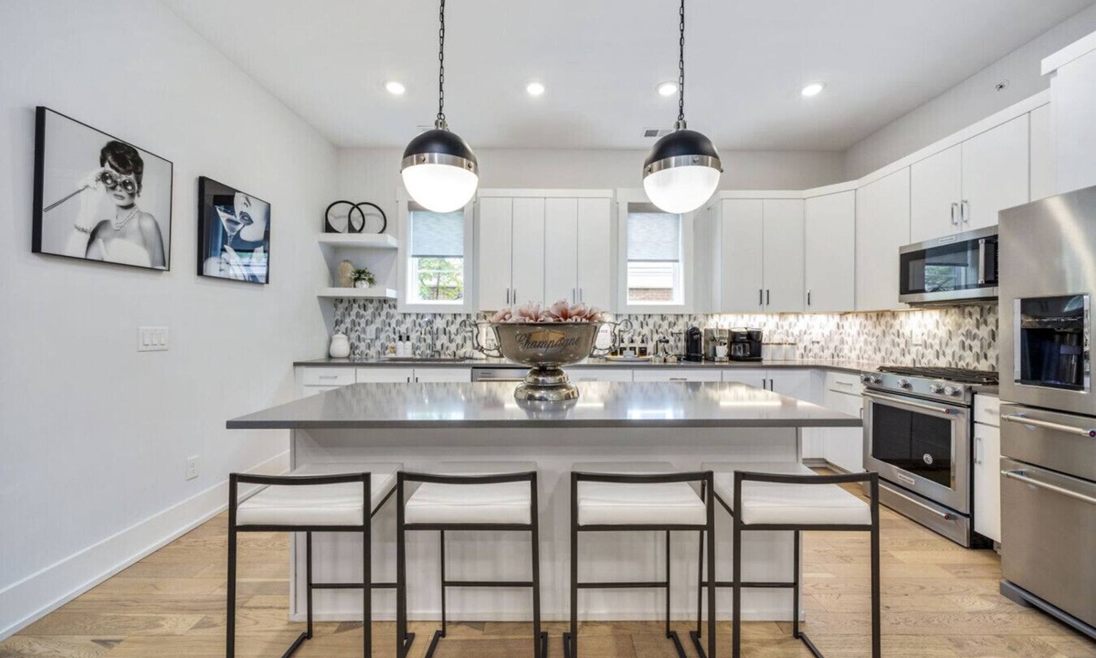 West End Apartment | Downtown Nashville Luxury Condo + Private Parking