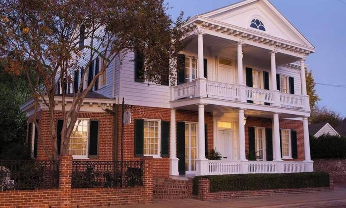 Natchez House | Downtown Natchez Elegant 1835 Antebellum House