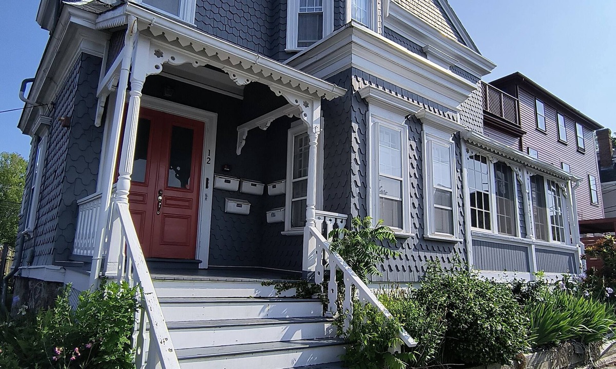 Top of the Hill Condo | Downtown Newport Gem/Walkable location