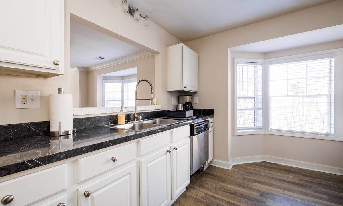 Downtown Condo | Downtown Norfolk Condo w/Free Parking!