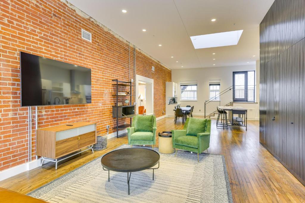 Downtown Omaha House | Downtown Omaha Getaway w/Deck & Gas Grill!