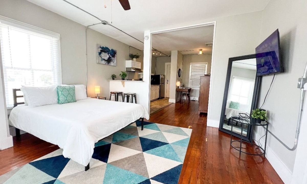 Central City Apartment | Downtown+PetsOK+Min2Beach-Cozy Studio