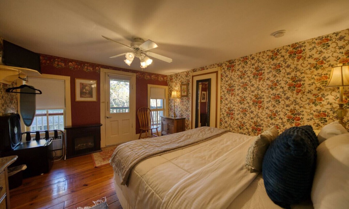 Eureka Springs Historic District Hotel | Downtown Primrose Piedmont House