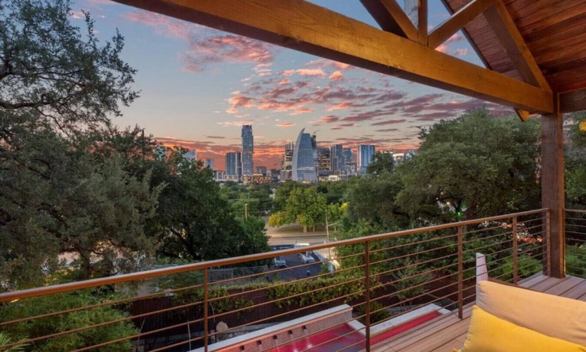 Bouldin House | Downtown, private heated pool + Spa, views, gym, game room