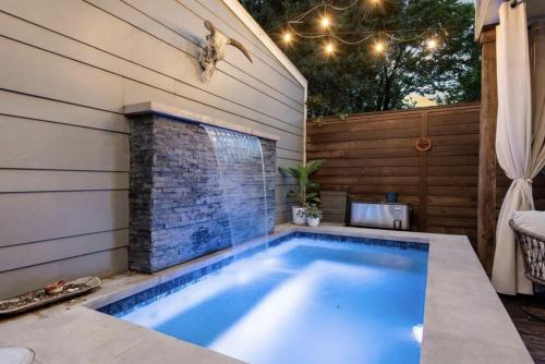 Northside House | Downtown Private Oasis Stay Fire Pit & Hot Tub