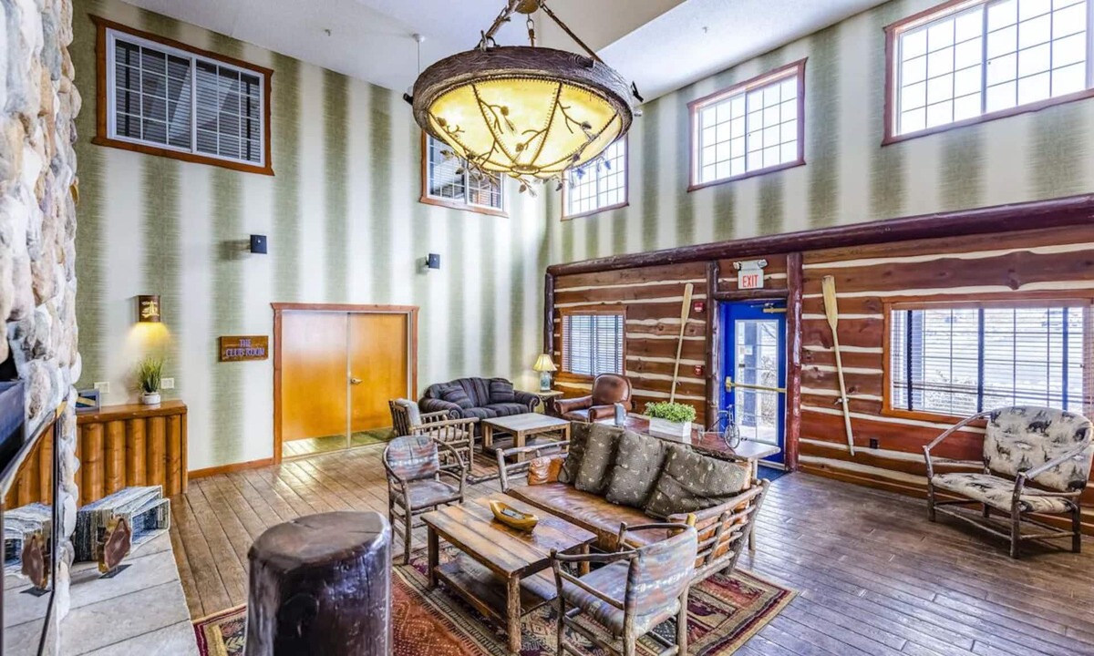 Peoria Hotel | Downtown Proximity! Award-Winning Hotel with Homely Comfort & Rustic Charm
