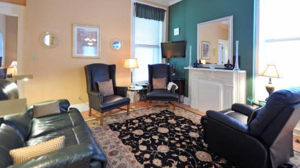 Old Louisville House | Downtown Quaint Old Louisville Area Two Bedroom Two Bath Condo