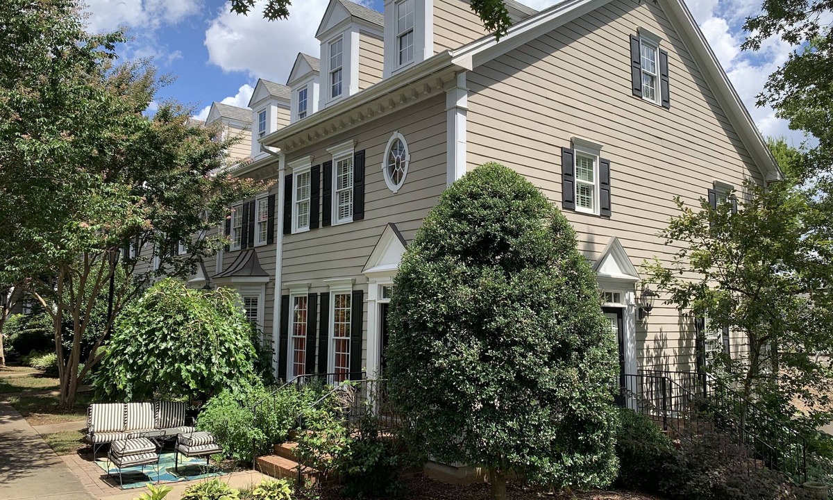 Southwest Raleigh Condo | Downtown Raleigh- Walk to Capital, NC State, Starbucks, Peace University, Food